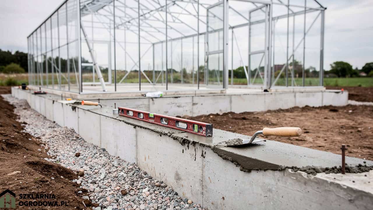 Fundament pasowy budowany pod szklarnię ogrodową