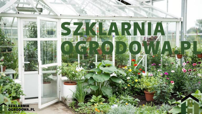 Szklana szklarnia pełna kwitnących kwiatów i zielonych roślin, z dużym napisem „SZKLARNIA OGRODOWA.PL” zajmującym górną połowę zdjęcia.